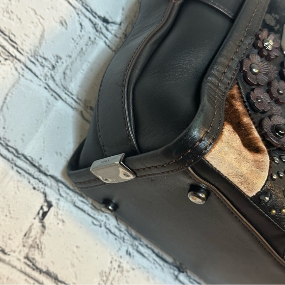 Coach Swagger - Picture 12 of 15